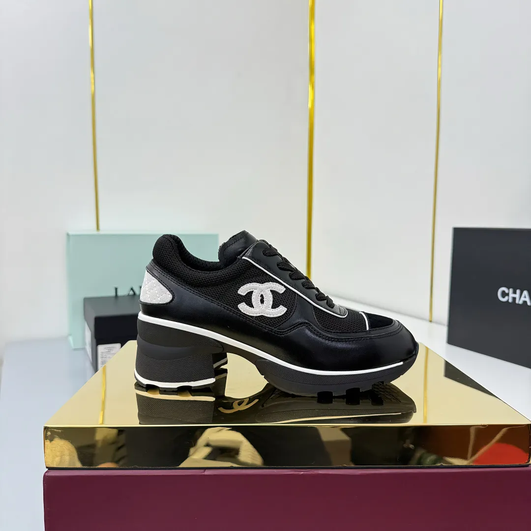 👟👟Ex-factory price 660👟👟 Chanel casual small leather shoes ~ original calfskin panda shoes Chanel 25C latest hot style panda black and white sports shoes casual sneakers small fragrance hot item classic black and white panda color coco girls must pay for it Fabric: original customized first-layer cowhide Inner: original imported breathable mesh lining Outsole: Original molded rubber + TPU combination Size: Women's 35-41
